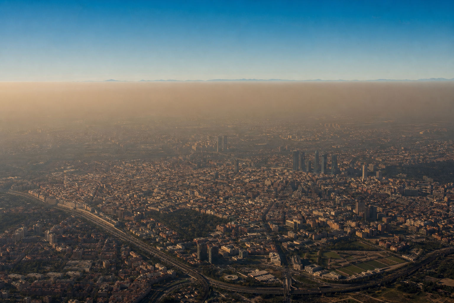 Vista aérea de Madrid con capa de contaminación atmosférica